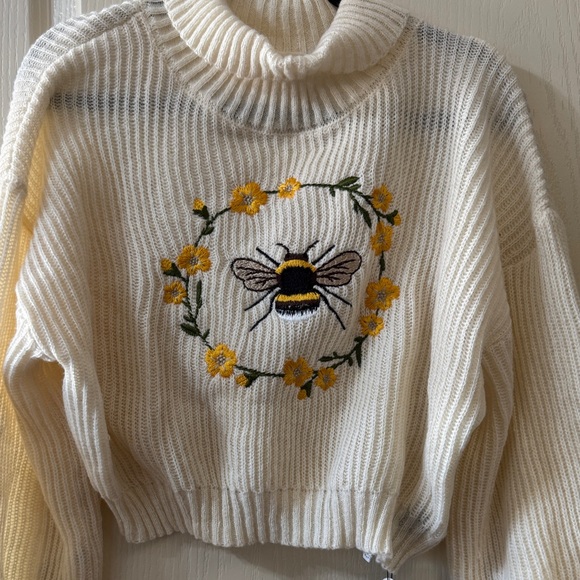 ROMWE Cream Bee Embroidered Turtleneck Sweater - Picture 5 of 7